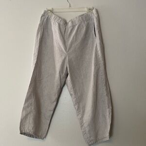 Linen trousers with elastic waistband and pockets are M but also fit L